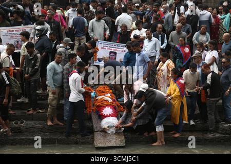 Am 16. September 2025 findet in Kathmandu, Nepal, eine Trauerprozession mit Särgen von Demonstranten statt, die während der Antikorruptionsproteste der vergangenen Woche starben, die den Untergang der Regierung verursachten. Dipesh Darshandhari/Alamy Live News Stockfoto