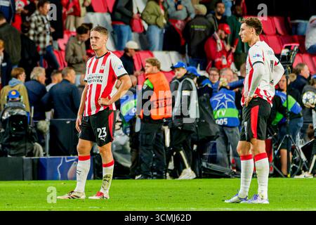 Joey Veerman vom PSV Eindhoven und Ruben van Bommel vom PSV Eindhoven sind nach der Niederlage nach dem Spiel der UEFA Champions League 2025/26 Phase MD1 zwischen PSV Eindhoven und Royale Union Saint-Gilloise am 16. September 2025 im Philips Stadion in Eindhoven niedergeschlagen. (Quelle: Kevin Senders/MTB-Photo/Alamy Live News) Stockfoto