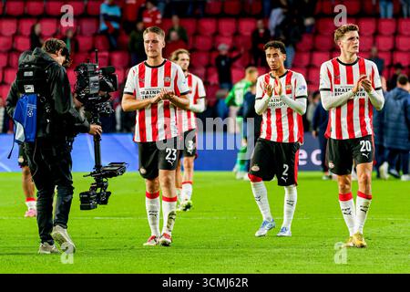 Joey Veerman vom PSV Eindhoven und Guus Til vom PSV Eindhoven danken den Fans für ihre Unterstützung nach dem Spiel der UEFA Champions League 2025/26 Phase MD1 zwischen PSV Eindhoven und Royale Union Saint-Gilloise im Philips Stadion am 16. September 2025 in Eindhoven, Niederlande. (Quelle: Kevin Senders/MTB-Photo/Alamy Live News) Stockfoto
