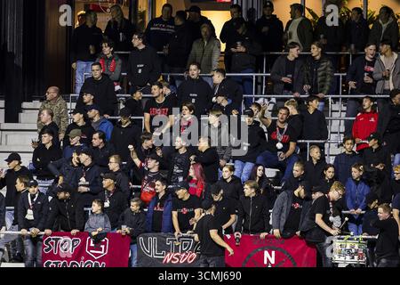 HELMOND , 16-09-2025 , GS Staalwerke Stadion , Saison 2025 / 2026 , niederländischer Keuken Kampioen Divisie Fußball , Spiel zwischen Helmon Sport und Jong Utrecht , Bild zeigt Helmond Sportfans mit Schlagzeug. Stockfoto