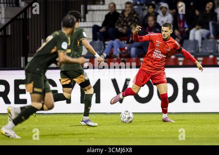 HELMOND , 16-09-2025 , GS Staalwerke Stadion , Saison 2025 / 2026 , niederländischer Keuken Kampioen Divisie Fußball , Spiel zwischen Helmon Sport und Jong Utrecht , Foto zeigt Helmond Sportspieler Labinot Bajrami Stockfoto