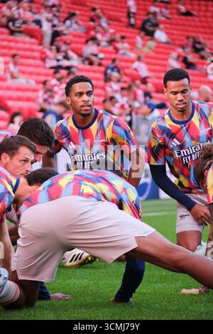 Bilbao, Biskaya, Spanien - 16. September 2025: Jurrien Timber vom Arsenal Football Club ist vor dem Spiel Athletic Club gegen Arsenal Football Club, Teil der UEFA Champions League 2025, im San Mamés Stadion. Quelle: Rubén Gil/Alamy Live News. Stockfoto