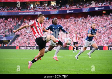 Bilbao, Biskaya, Spanien - 16. September 2025: Andoni Gorosabel vom Athletic Club gewinnt einen Pass im Athletic Club gegen Arsenal Football Club, Teil der UEFA Champions League 2025, im San Mamés Stadium. Quelle: Rubén Gil/Alamy Live News. Stockfoto