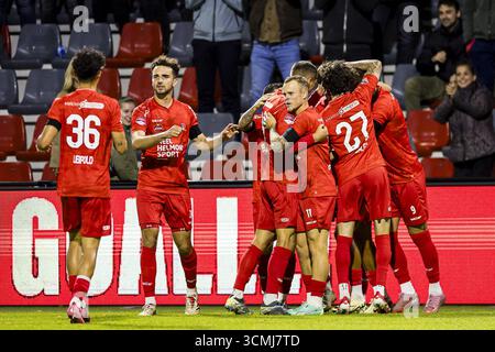 HELMOND , 16-09-2025 , GS Staalwerke Stadion , Saison 2025 / 2026 , niederländischer Keuken Kampioen Divisie Fußball , Spiel zwischen Helmon Sport und Jong Utrecht , Bild zeigt Helmond das Tor feiert. 2-1. Stockfoto