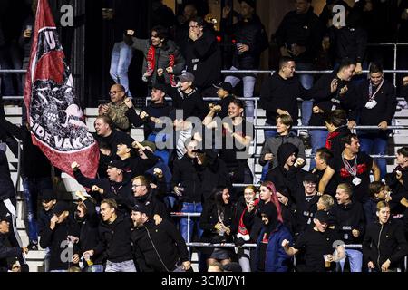 HELMOND , 16-09-2025 , GS Staalwerke Stadion , Saison 2025 / 2026 , niederländischer Keuken Kampioen Divisie Fußball , Spiel zwischen Helmon Sport und Jong Utrecht , Bild zeigt Helmond Sportfans mit Schlagzeug. Stockfoto