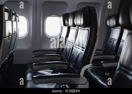 Innenraum der Flugzeugsitze leeren. Passagierreisekonzept mit modernem Kabinendesign. Komfortable Fahrt mit dem Lufttransport. Tourismus und Luftfahrt. Stockfoto