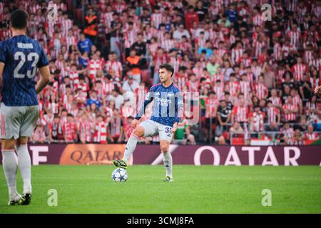 Bilbao, Biskaya, Spanien - 16. September 2025: Martin Zubimendi vom Arsenal Football Club kontrolliert den Ball im Athletic Club gegen Arsenal Football Club, Teil der UEFA Champions League 2025, im San Mamés Stadion. Quelle: Rubén Gil/Alamy Live News. Stockfoto