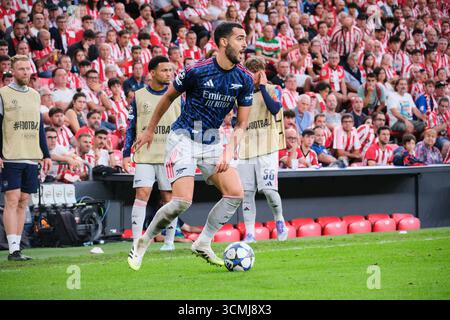 Bilbao, Biskaya, Spanien - 16. September 2025: Mikel Merino vom Arsenal Football Club kontrolliert den Ball im Spiel Athletic Club vs Arsenal Football Club, Teil der UEFA Champions League 2025, das im San Mamés Stadion ausgetragen wird. Quelle: Rubén Gil/Alamy Live News. Stockfoto