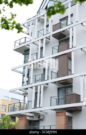 Flacher Blick auf das Äußere eines modernen Apartmentgebäudes. Stockfoto
