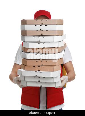 Der Lieferer hält viele Pizzakästen vor weißem Hintergrund Stockfoto