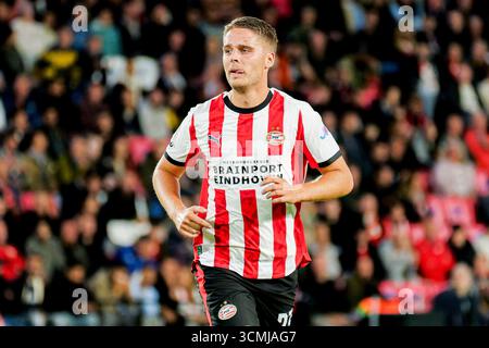 Joey Veerman vom PSV Eindhoven sieht sich beim Spiel der UEFA Champions League 2025/26 Phase MD1 zwischen PSV Eindhoven und Royale Union Saint-Gilloise am 16. September 2025 im Philips Stadion an. (Quelle: Kevin Senders/MTB-Photo/Alamy Live News) Stockfoto