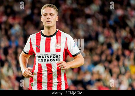 Joey Veerman vom PSV Eindhoven sieht sich beim Spiel der UEFA Champions League 2025/26 Phase MD1 zwischen PSV Eindhoven und Royale Union Saint-Gilloise am 16. September 2025 im Philips Stadion an. (Quelle: Kevin Senders/MTB-Photo/Alamy Live News) Stockfoto