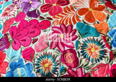 Miami Beach Florida, Nahaufnahme Detail, Blumenstickerei, handgefertigter Textilstoff, buntes Fadenmuster, helle rote rosa orange blaue lila Blume Stockfoto