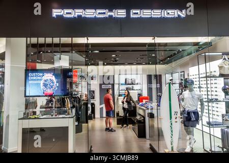 Aventura Mall Miami Florida, Inneneinkaufsmöglichkeiten, Porsche Design Store Eingang, Glastür Luxusboutique, Kleidung Bekleidung Mode Accessoires Stockfoto