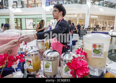 Aventura Mall Miami Florida, Inneneinkaufsmöglichkeiten, Saftstand-Kioskverkäufer, Soursop Mango Passion Fruchtgetränke, kostenlose Probierveranstaltung, Erwachsene männlich Stockfoto
