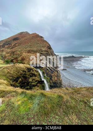 North Devon Küste mit Speke's Mill Mouth Wasserfall, nahe Hartland Quay, England, Großbritannien Stockfoto