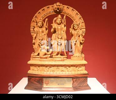 NEW DELHI, INDIEN – 16. SEPTEMBER: Besuch eines Rundgangs zur Ausstellung von Premierminister Narendra Modi Mementos, 2025, in der National Gallery of Modern Art, Jaipur House, India Gate Circle, am 16. September 2025 in Neu-Delhi, Indien. Foto: Sonu Mehta/Hindustan Times Ministerium für Kultur kündigt 7. Ausgabe der Premierminister Mementos E-Auktion an Stockfoto