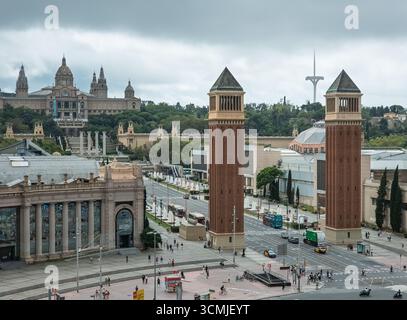 Barcelona, Spanien. Am 12. September 2025 erheben sich die venezianischen Türme über der Plaza de Espana in Barcelona Stockfoto