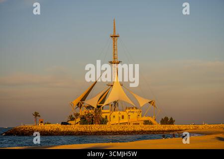 Der Freizeitkomplex Marina Waves mit seinem segelförmigen Baldachin steht entlang der Uferpromenade in Kuwait City, Kuwait. Kuwait City, Kuwait. Stockfoto