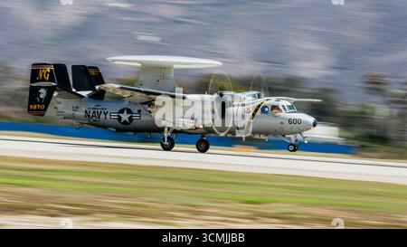 Eine E-2D Hawkeye der US Navy, die der Airborne Command and Control Squadron (VAW) 117 angehört, landet auf der Marineflugstation Point Mugu während Gray Flag im September Stockfoto