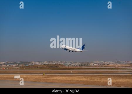 Seitenansicht eines Flugzeugs, das an einem Flughafen in der Türkei startet Stockfoto