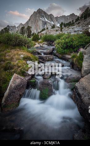 Bach fließt vom Sailor Lake mit dem Picture Peak Berggipfel im Hintergrund, Sierra Nevada Mountains, Inyo National Forest, Kalifornien, USA Stockfoto