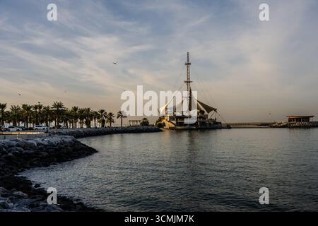 Der Freizeitkomplex Marina Waves mit segelförmigen Baldachinen befindet sich entlang der Uferpromenade in Salmiya, Hawalli, Kuwait. Stockfoto