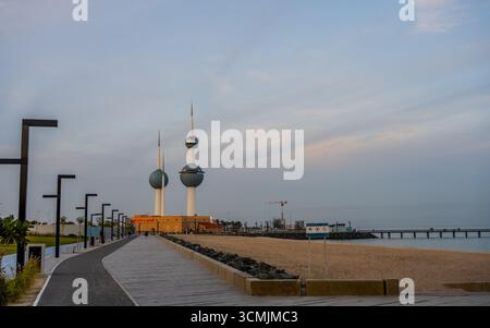 Blick auf die ikonischen Kuwait Towers mit einer Promenade entlang des Arabischen Golfs in Kuwait City, Kuwait. Kuwait City, Kuwait. Stockfoto