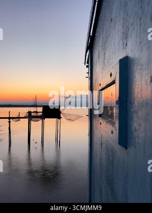 Fischernetz bei Sonnenuntergang an der Küste in der Nähe von La Rochelle, Charente Maritime, Frankreich, Dezember 2024 Stockfoto