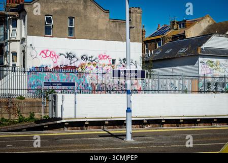 Bahnsteig Margate mit Graffiti-Kunst und Dächern an der Küste, Kent, Großbritannien Stockfoto