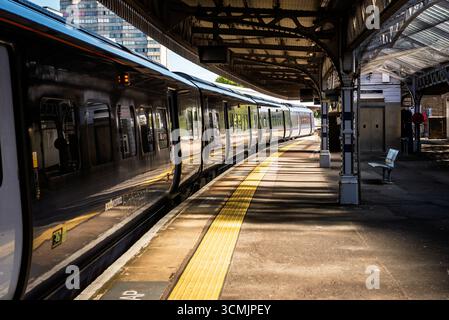 Moderner Personenzug mit geschlossenen Türen am leeren Bahnsteig Stockfoto