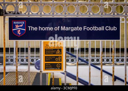 Margate Football Club-Schild und Eisenbahnsicherheitsmitteilung am Bahnhof Margate, Kent, Großbritannien Stockfoto