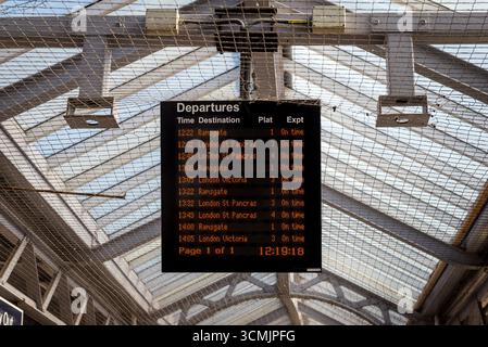 Abfahrtstafel mit Zugzeiten an Margate Station, Kent, Großbritannien Stockfoto