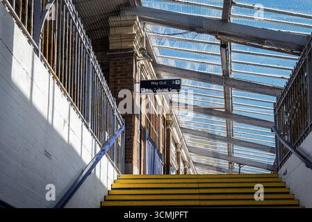 Innentreppe des Bahnhofs Margate mit Ausweg- und Bahnsteigschildern, Kent, Großbritannien Stockfoto
