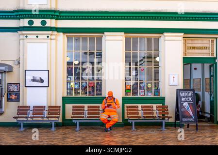 Arbeiter in gut sichtbarer Kleidung im Bahnhof Margate, Kent, Großbritannien Stockfoto