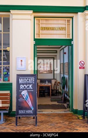 Vintage-Erfrischungsschild und Margate Rock-Werbung im Bahnhof Margate, Kent, Großbritannien Stockfoto