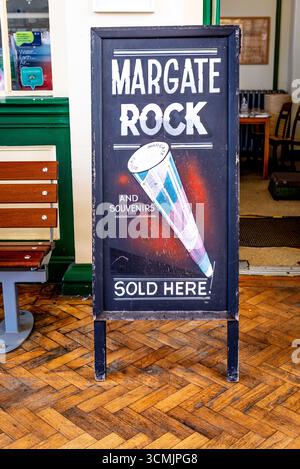 Werbeschild für Margate Rock Bonbons vor dem Teestube am Bahnhof Margate, Kent, Großbritannien Stockfoto