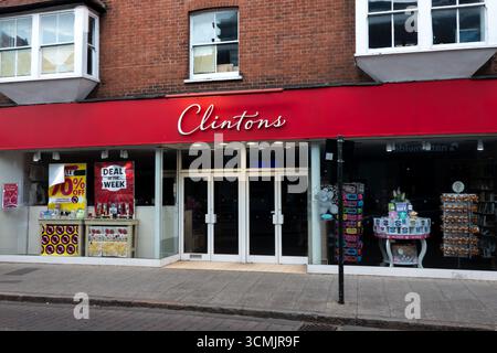 Die Ladenfront von Clintons Karten in Bishops Stortford, Hertfordshire, mit Schaufenstern mit Waren und Werbeaktionen. Stockfoto