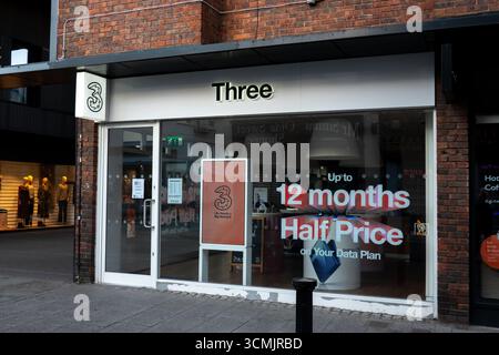 Drei Handyläden in Bishops Stortford, England, bieten Werbeangebote an den Fenstern. Stockfoto