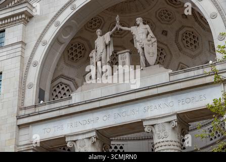 Ein Bild der Fassade des Bush House, ein Teil des King's College, London. Stockfoto