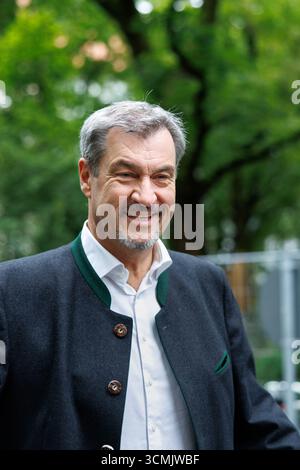 München, Deutschland. September 2025. Markus Söder (CSU), Parteivorsitzender und Ministerpräsident Bayerns, kommt am 16. September 2025 zu einem Schulbesuch zu Beginn des Schuljahres 2025 in München (Bayern). Quelle: Matthias Balk/dpa/Alamy Live News Stockfoto