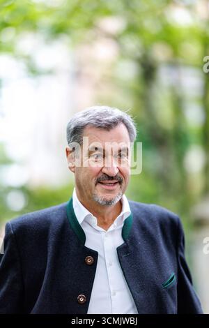 München, Deutschland. September 2025. Markus Söder (CSU), Parteivorsitzender und Ministerpräsident Bayerns, kommt am 16. September 2025 zu einem Schulbesuch zu Beginn des Schuljahres 2025 in München (Bayern). Quelle: Matthias Balk/dpa/Alamy Live News Stockfoto