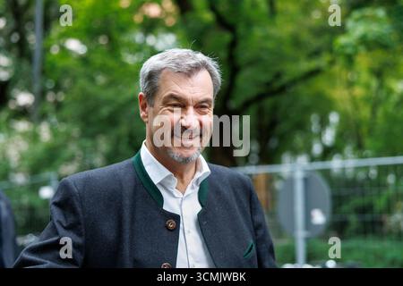 München, Deutschland. September 2025. Markus Söder (CSU), Parteivorsitzender und Ministerpräsident Bayerns, kommt am 16. September 2025 zu einem Schulbesuch zu Beginn des Schuljahres 2025 in München (Bayern). Quelle: Matthias Balk/dpa/Alamy Live News Stockfoto