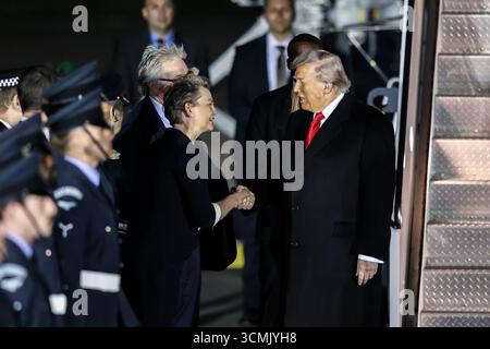 US-Präsident Donald Trump schüttelt Yvette Cooper (Secretary of State for Foreign and Commonwealth Affairs of the United Kingdom) bei seiner Ankunft am Flughafen London Stansted für seinen Staatsbesuch im Vereinigten Königreich am Flughafen London Stansted, Stansted, Vereinigtes Königreich, 16. September 2025 (Foto: Alfie Cosgrove/News Images) Stockfoto