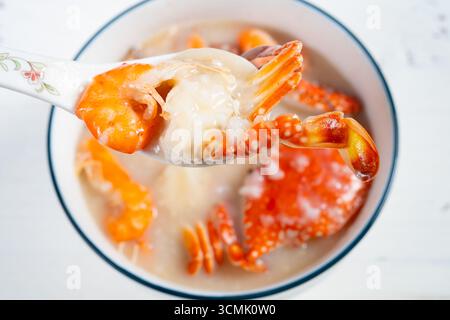 Blick auf frischen Haferbrei mit Meeresfrüchten und Garnelen in horizontaler Zusammensetzung Stockfoto