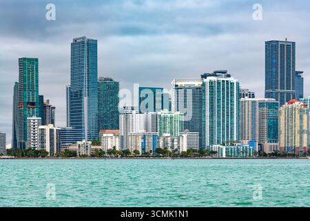 Ein weites Bild der Brickell Skyline in Miami mit ihrer zeitgenössischen Architektur entlang der Uferpromenade. Stockfoto