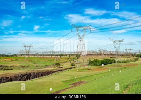 Eine weite Ansicht eines Feldes in Brasilien mit Hochspannungsleitungen, die von einer elektrischen Unterstation aus verlaufen. Stockfoto