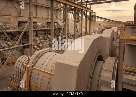 Nahaufnahme von Kugelmühlen in einer Kupferverarbeitungsanlage in Arequipa, Peru, mit Förderanlagen und anderen Industrieanlagen. Stockfoto