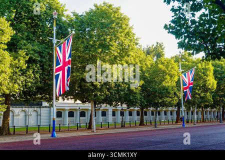 LONDON, ENGLAND - 28. August 2025: Die Mall, die vom Trafalgar Square zum Buckingham Palace in London führt Stockfoto