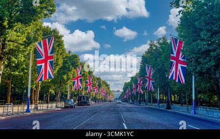 LONDON, ENGLAND - 28. August 2025: Die Mall, die vom Trafalgar Square zum Buckingham Palace in London führt Stockfoto
